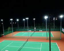 足球比赛球场配备新的灯光系统，提升观赛体验