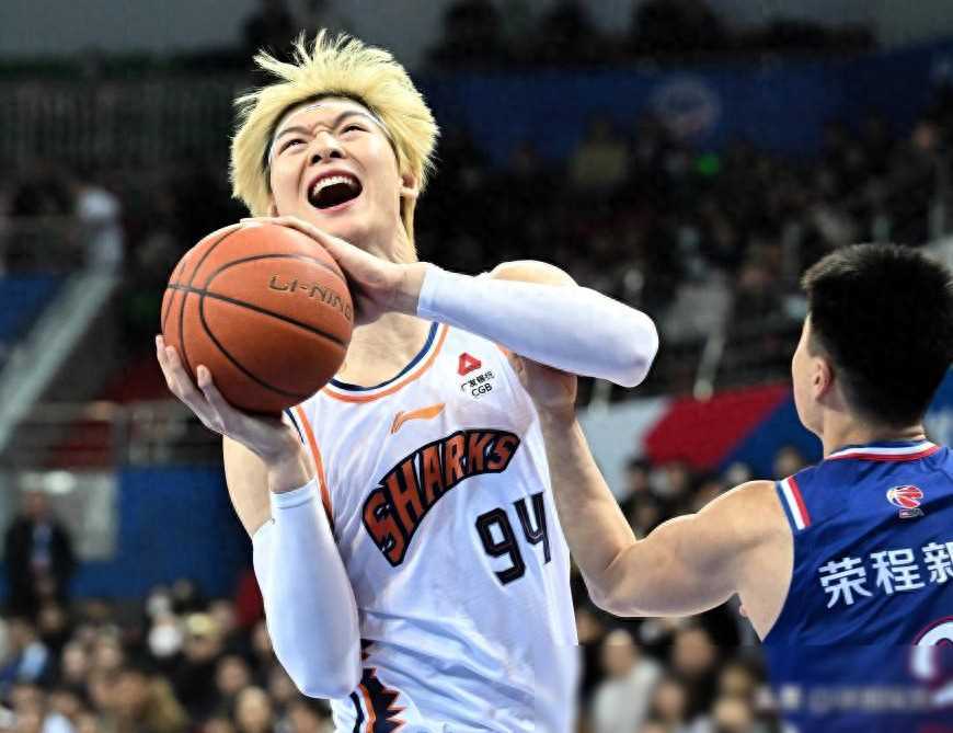 上海男篮表现出色，全队士气高涨